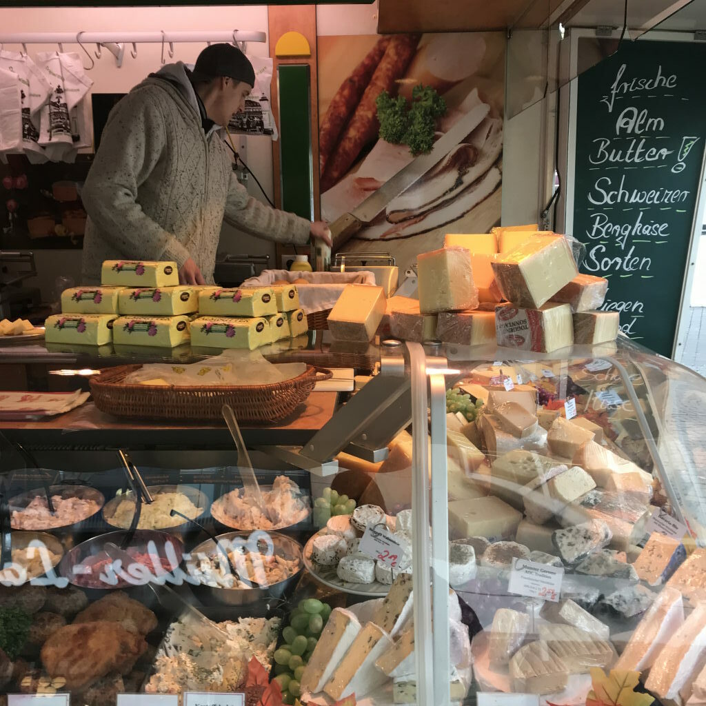 Almbutter und Schweizer Käse auf dem Bonner Markt